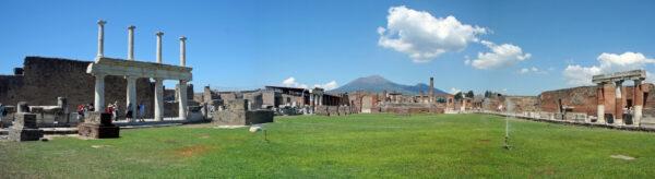 A 2008 photo of the forum of Pompeii with the entrances to the Basilica (L) and Macellum (R), the Temple of Jupiter (C), and Mount Vesuvius in the distance. (Heinz-Josef Lücking/CC BY-SA 3.0 DE)