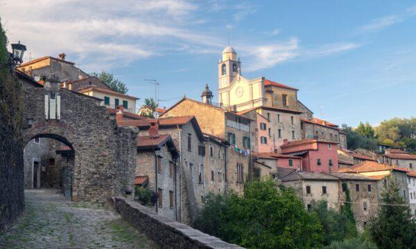 A village in the Massa and Carrara region of Tuscany, Italy. (Claudio Giovanni Colombo/shutterstock)