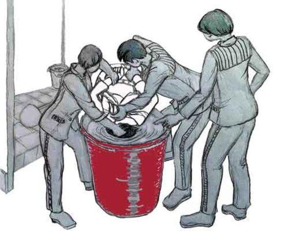 Waterboarding in a water bucket. (Minghui.org)