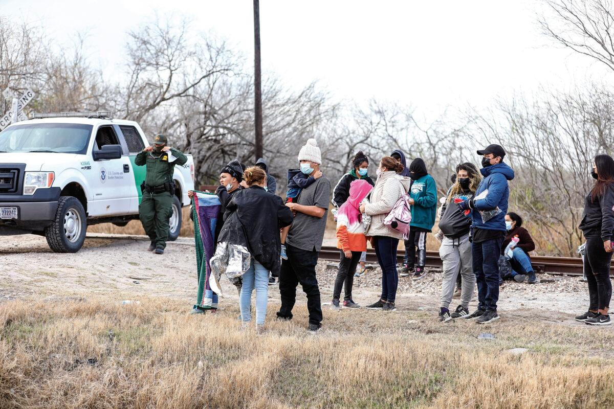 Border Patrol agents apprehend about two dozen illegal immigrants in Penitas, Texas, on March 11, 2021. (Charlotte Cuthbertson/The Epoch Times)