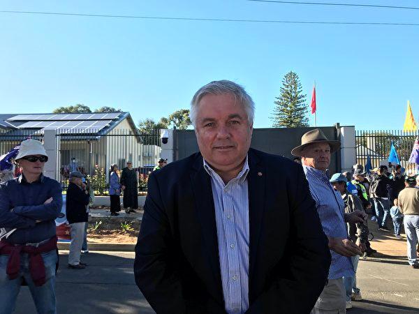 South Australian Independent Senator Rex Patrick attended the protest and reiterated his call for the closure of the Chinese Consulate. (Qianxi Li/The Epoch Times)