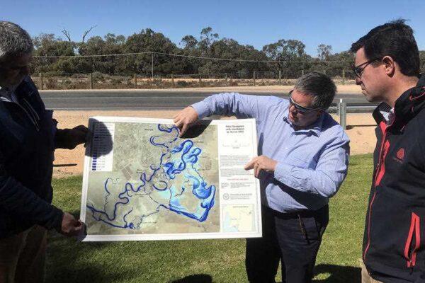Former Water Minister David Littleproud (right) during a tour of the southern basin in Renmark, South Australia, Sept. 1, 2019. (AAP Image/Matt Coughlan)