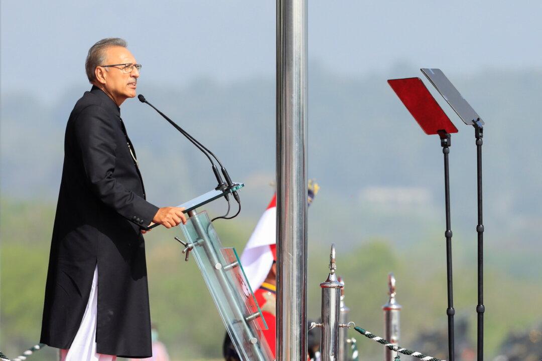 Pakistani President Tests Positive for COVID-19 After Injection With Chinese Vaccine