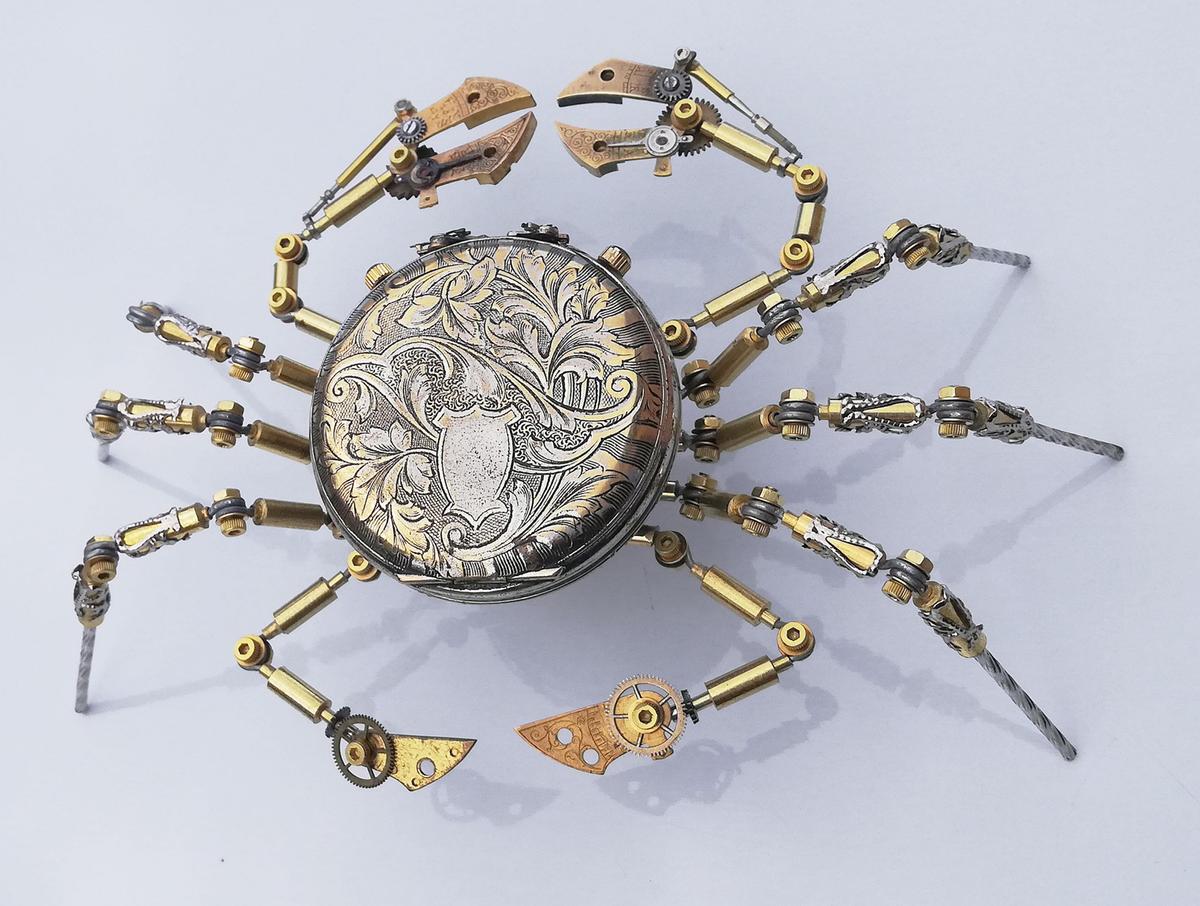 A mechanical crab (Caters News)