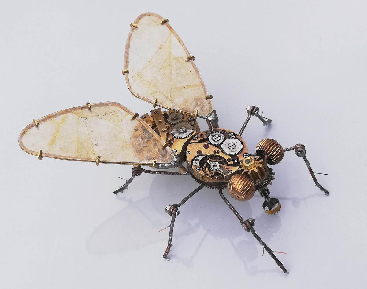A fly sculpted from repurposed machine parts (Caters News)
