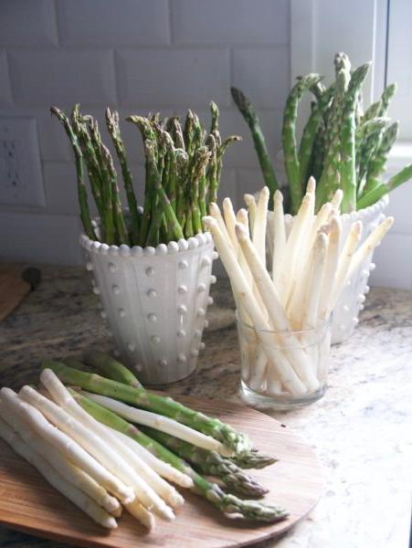 Stand your asparagus in a vase filled with water on the kitchen counter—just like a bunch of flowers—to keep them hydrated until ready to use. (Victoria de la Maza)
