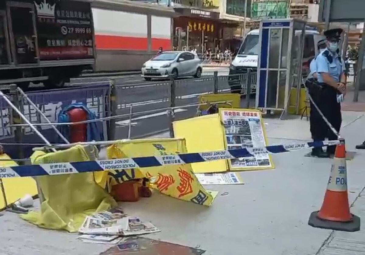 A Falun Gong information booth is vandalized in Mong Kok in Hong Kong on April 3, 2021. (Screenshot)