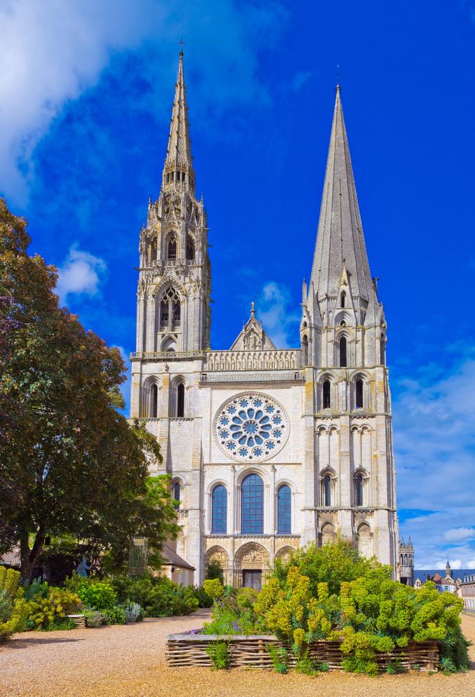 With its elegant early Gothic architecture, the west façade is one of the few mid-12th-century features to survive the 1194 fire that destroyed most of the cathedral. (Andre Quinou/Shutterstock)