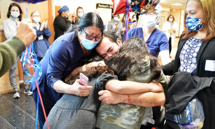 Dad Survives CCP Virus, Tearfully Hugs Daughters for First Time After 72 Days in Hospital