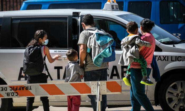 Experts Warn of Illegal Immigrants ‘Renting’ Kids to Cross Border