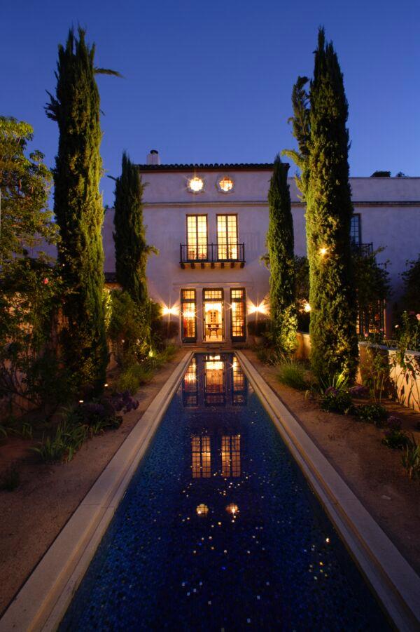 A reflecting pool on the other side of the house. (Erhard Pfeiffer)