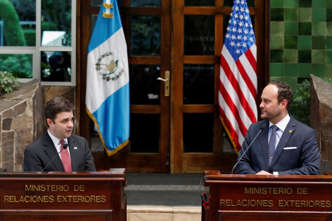 White House Seeks to Create Legal Ways for Central Americans to Immigrate to US: Envoy