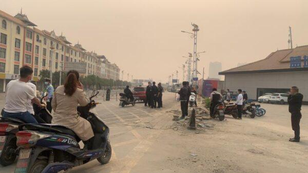Government officials block roads in Ruili, southwestern China's Yunnan Province on April 1, 2021. (Provided to The Epoch Times by interviewee)