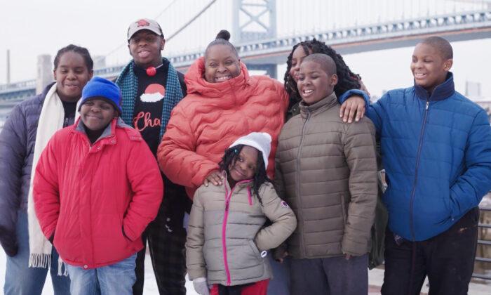 Homeless Mom With 7 Kids Gifted House, Thanks to Donations From ‘Griswold Light Display’