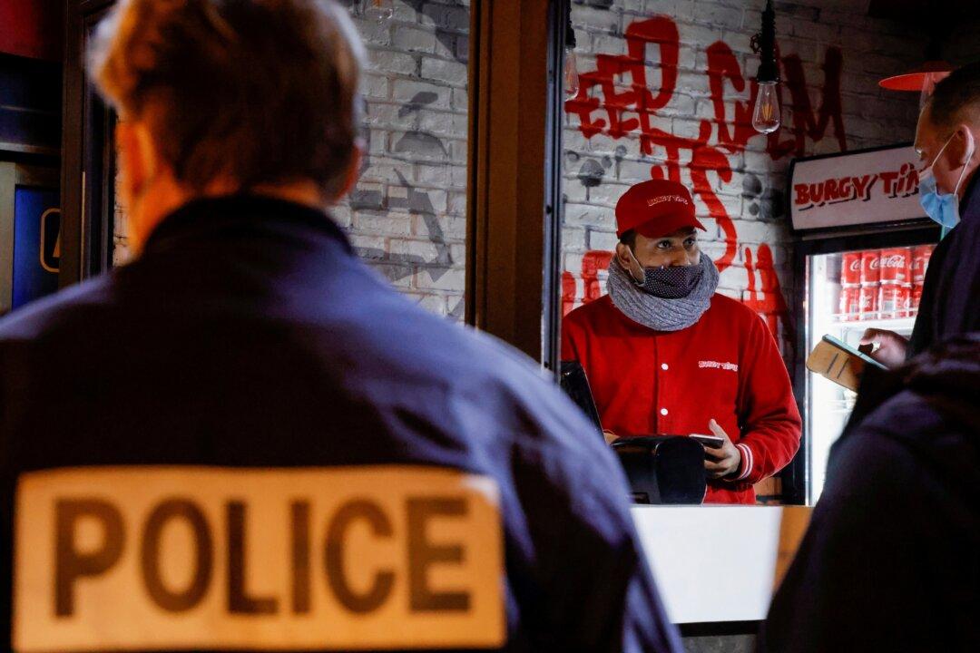 Diners at Clandestine Paris Soiree Fined for Lockdown Breaches