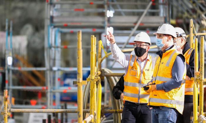 Victorian Construction Workers Urged to Get Vaccinated by Christmas