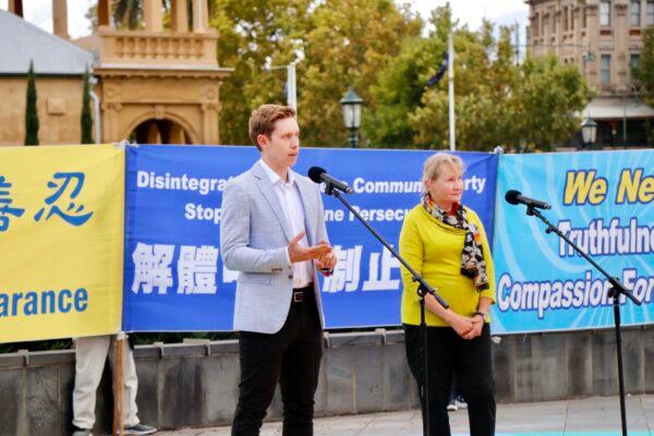 Host Armstrong Lazenby (L) and Falun Gong practitioner Barbara Schafer (R) speak at a Falun Dafa rally in Bendigo, Victoria, on April 10, 2021. (The Epoch Times)