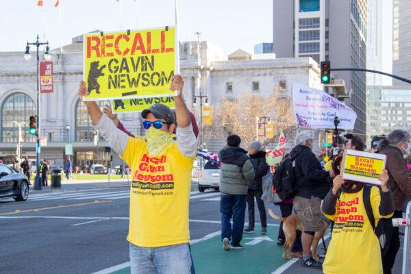 Rallygoers protest to recall Gov. Gavin Newsom at San Francisco City Hall on March 6, 2021. (Ilene Eng/The Epoch Times)