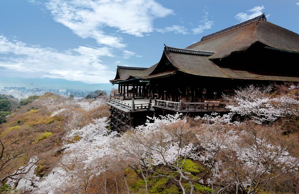 The main hall of the Kiyomizu-dera Buddhist Temple. (Chen Min Chun/Shutterstock)