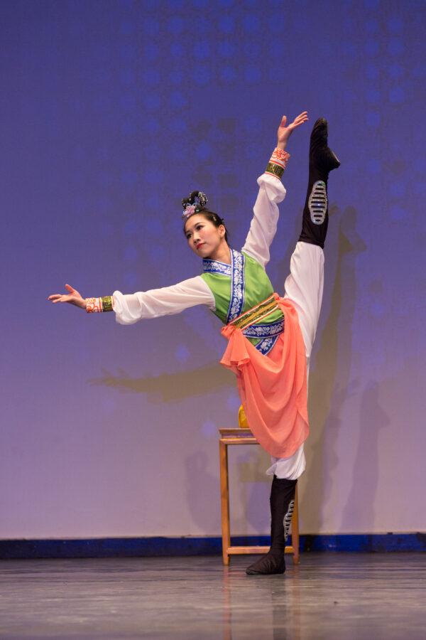 Elsie Shi, a dancer with Shen Yun Performing Arts, won the Gold Award at the 2016 NTD International Classical Chinese Dance Competition. (Larry Dye)