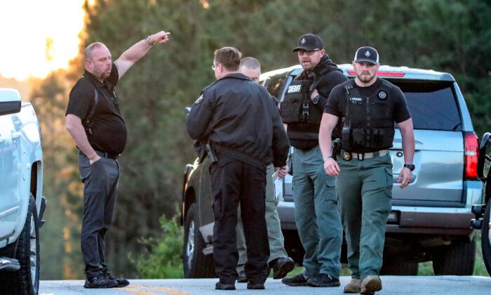 Georgia Sheriff: 3 Officers Wounded, 1 Suspect Dead, 1 in Custody