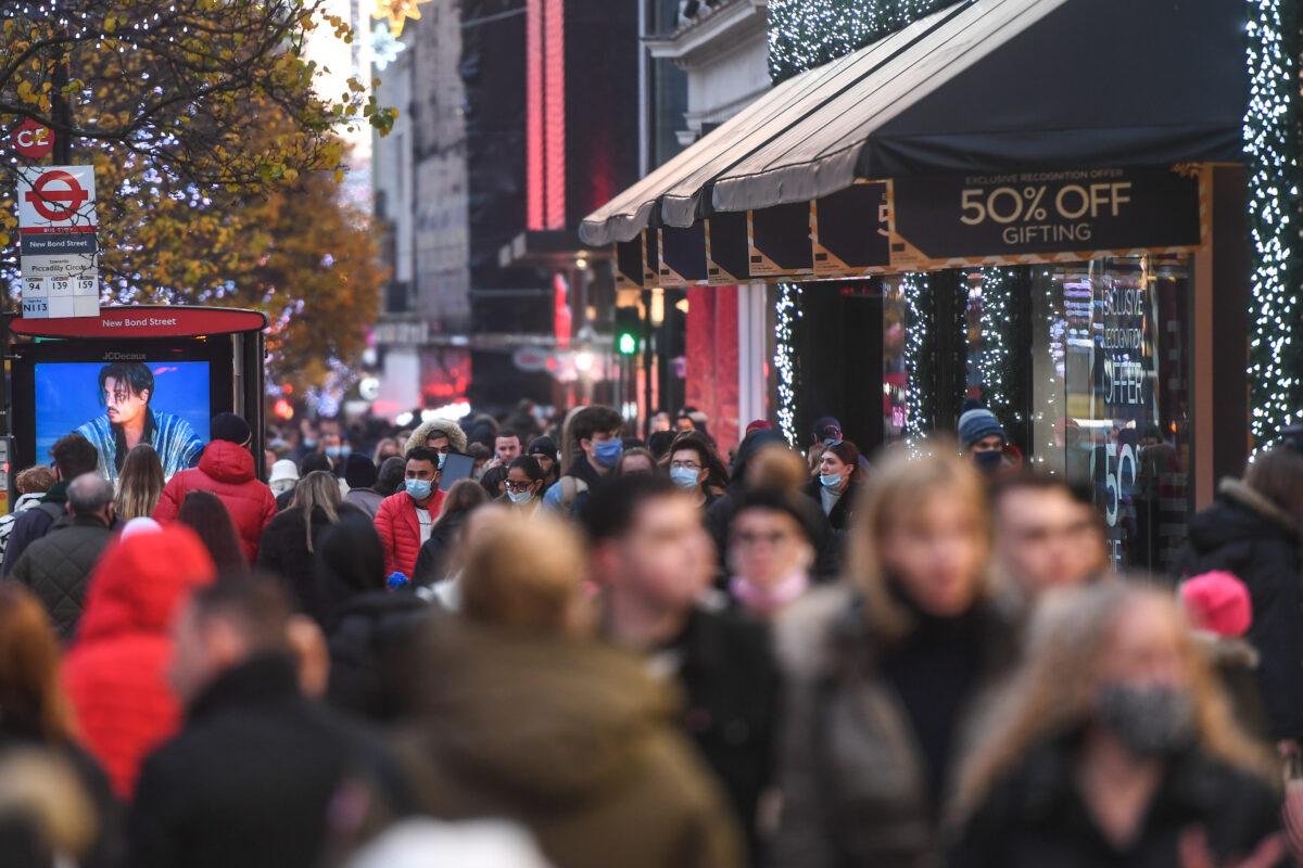 Crowds of shoppers are seen on Oxford Street in London on Dec. 6, 2020. (Peter Summers/Getty Images)