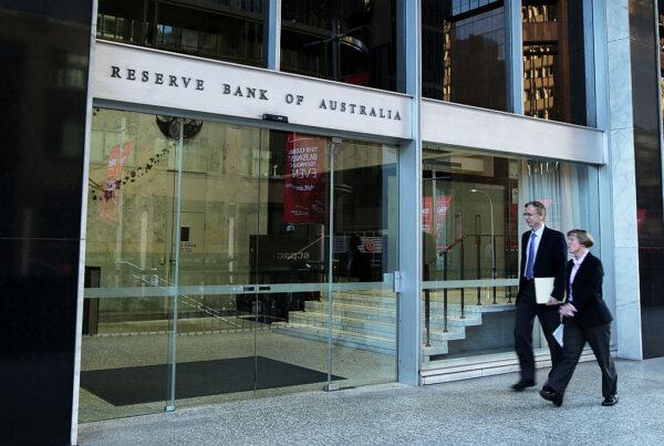 A man and women walk into the Reserve Bank of Australia headquarters in Sydney, Australia, on May 5, 2015. (Mark Metcalfe/Getty Images)