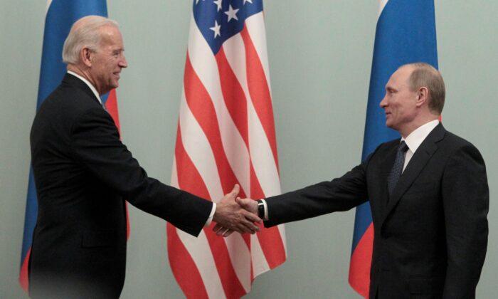 Biden Administration Expels Russian Diplomats, Imposes New Sanctions