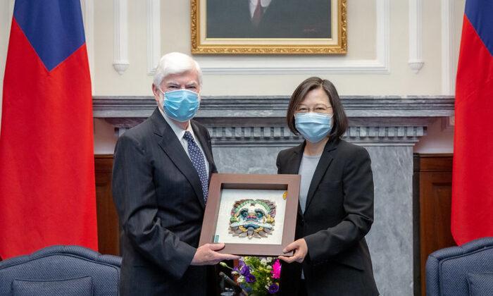Former U.S. Senator Chis Dodd and Taiwan President Tsai Ing-wen pose for pictures at the Presidential Office in Taipei, Taiwan, on April 15, 2021. (Taiwan Presidential Office)