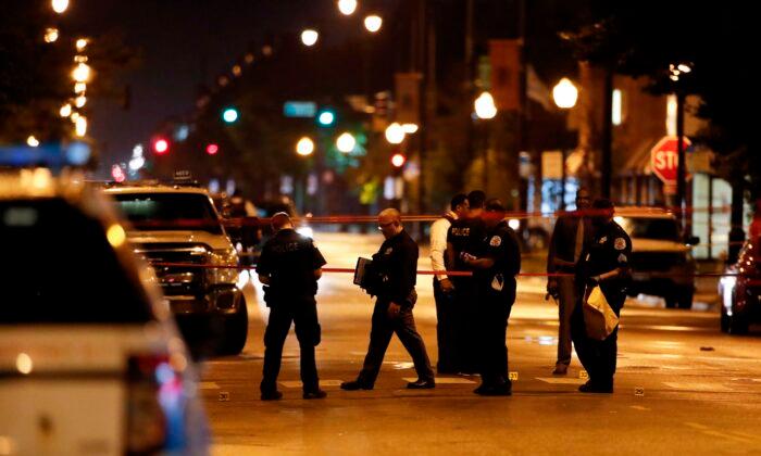 2 Chicago Police Officers Shot by Suspect in Alley: Officials