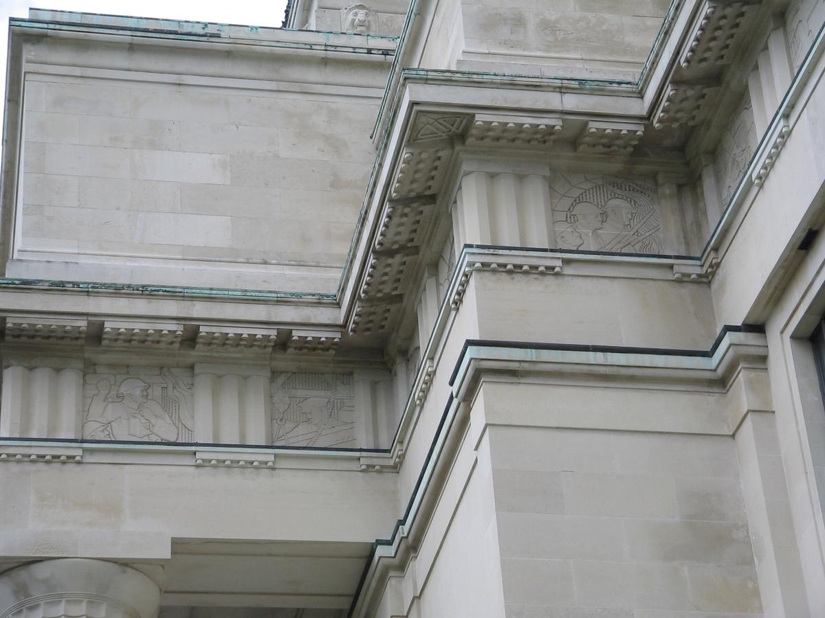 Scenes from World War I run along the frieze at the top of the façade on the Auckland War Memorial Museum. (Bjankuloski06en/CC BY-SA 3.0)