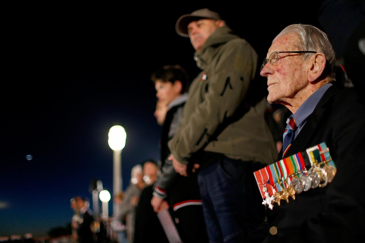 A veteran watches the dawn service at the Auckland War Memorial Museum on April 25, 2017. (Phil Walter/Getty Images)