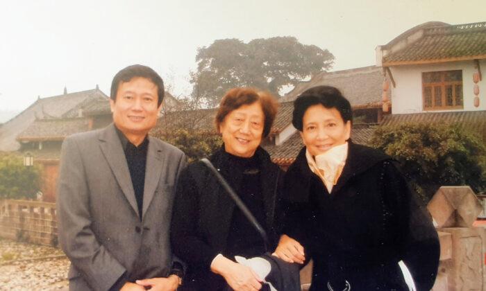 Pu Zhang (L), Jung Chang (R), and their mother in Chengdu, China, in 2010. (Courtesy of Pu Zhang)