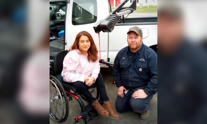 Kind Mechanic Steps Up to Fix Paraplegic Woman’s Wheelchair Lift–and Act of Kindness Spreads
