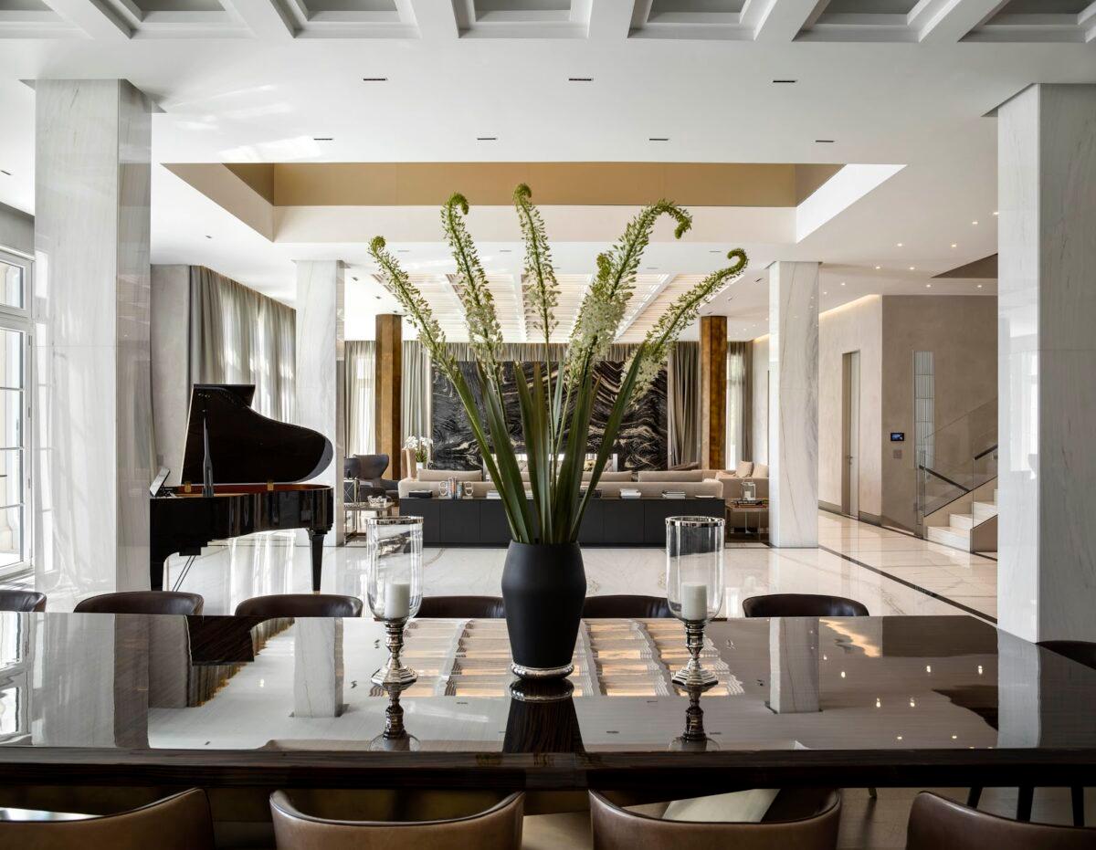 For the interior, Mastro sought to bring classic elements of grandeur by using a double-height coffered ceiling and a large gallery overlooking a grand piano. (Richard Cadan)
