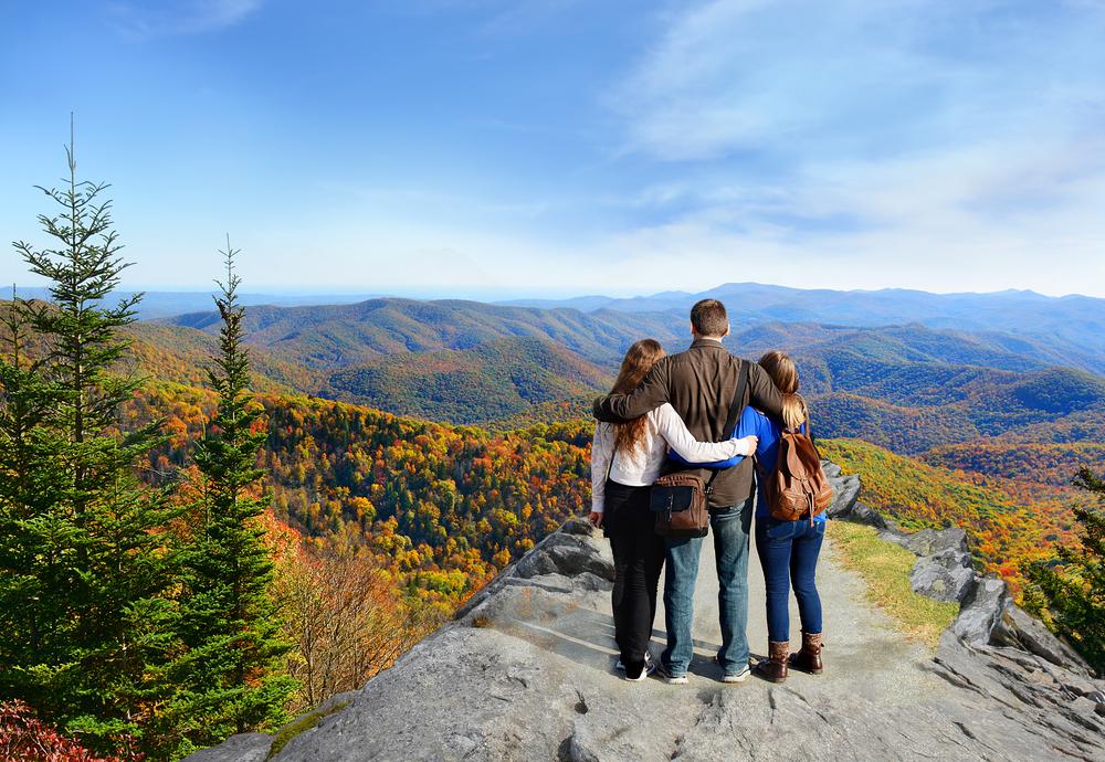 A family enjoys fall views of the Blue Ridge Mountains. (Margaret.Wiktor/Shutterstock)
