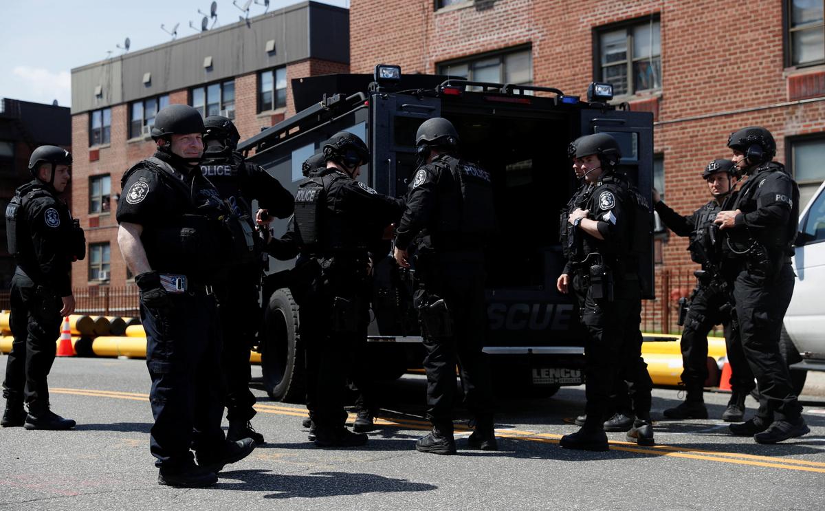 Police: 1 Killed, 2 Wounded in Shooting at NY Grocery Store