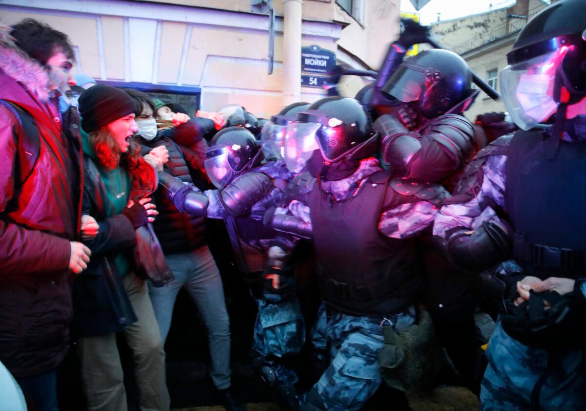 People clash with police during a protest in support of jailed opposition leader Alexei Navalny in St. Petersburg, Russia, on April 21, 2021. (Dmitri Lovetsky/AP Photo)