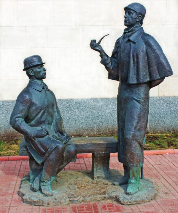 In Arthur Conan Doyle's very short "The Field Bazaar," Dr. Watson (L) and Sherlock Holmes simply have a chat. The statues, erected in 1997, are near the British Embassy in Moscow. (Irina Afonskaya/Shutterstock)