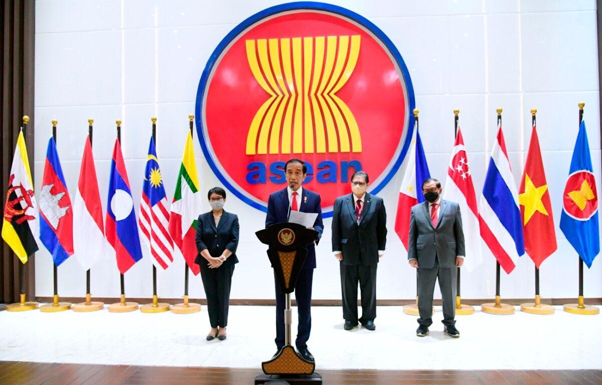 Indonesian President Joko Widodo (C) delivers his press statement as (L-R) Foreign Minister Retno Marsudi, Coordinating Minister for Economic Affairs Airlangga Hartarto, and Cabinet Secretary Pramono Anung listen, following ASEAN Leaders' Meeting at the ASEAN Secretariat in Jakarta, Indonesia, on April 24, 2021. (Muchlis Jr, Indonesian Presidential Palace via AP)
