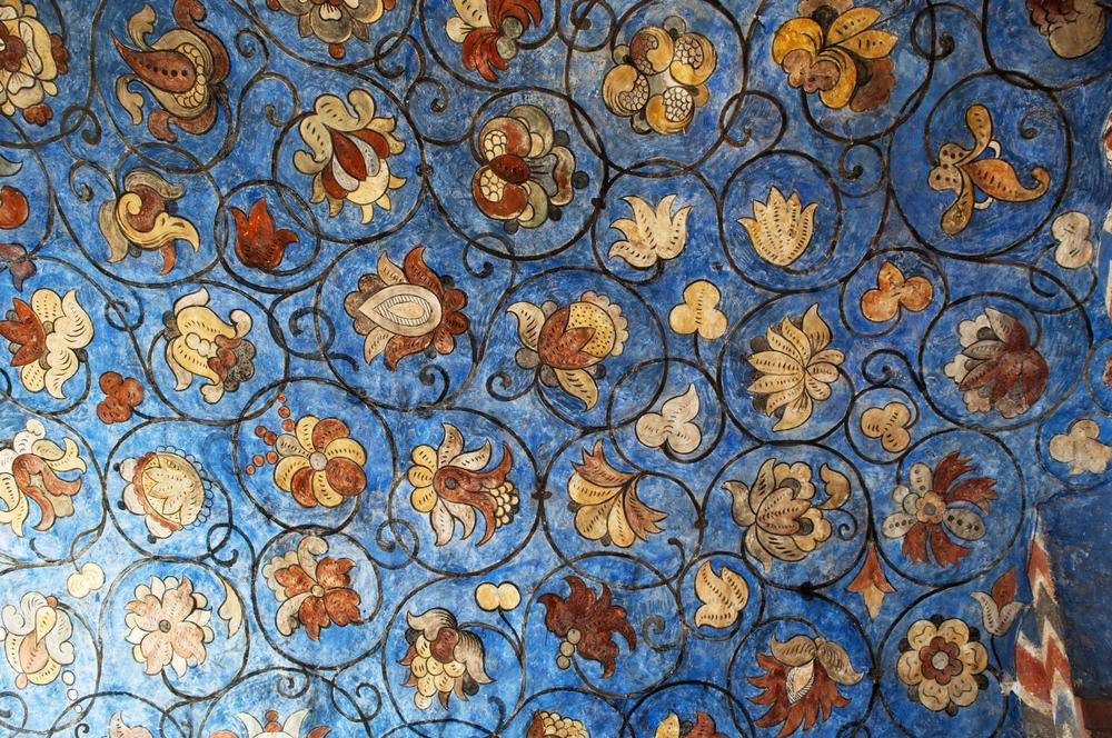 Artists depicted flowers with ornate flourishes throughout the gallery murals. (Naeblys/Shuttertock)