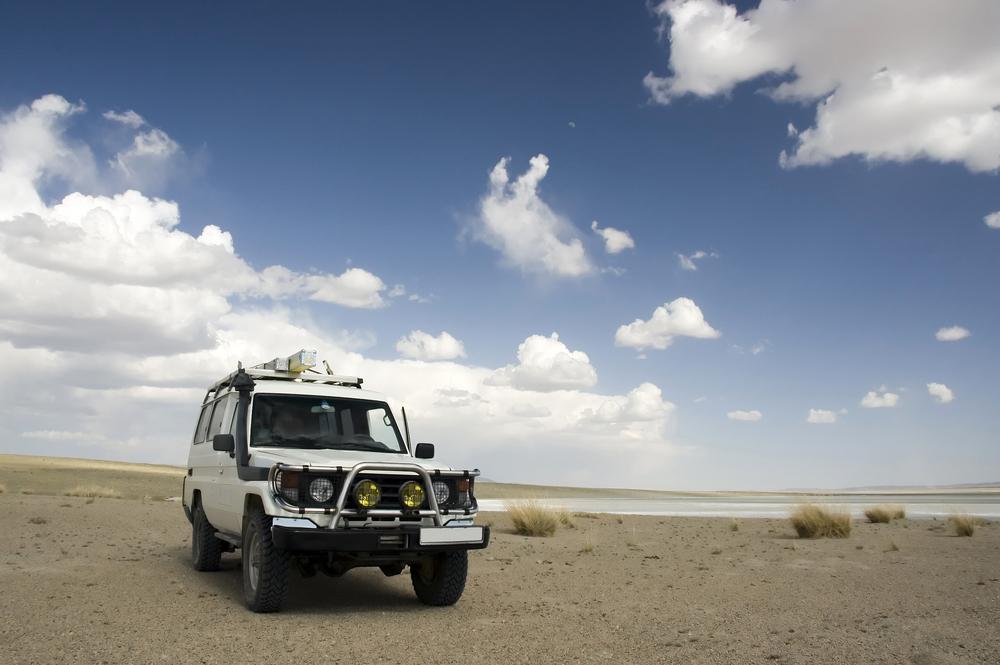 Traveling through the Gobi Desert in Mongolia in a Land Rover. (Midkhat Izmaylov/Shutterstock)