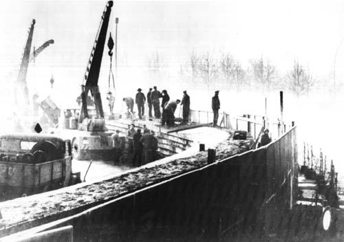 East German construction workers building the Berlin Wall on Nov. 20, 1961. (Public domain)