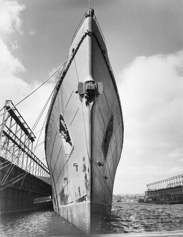 View of the bow of the RMS Queen Elizabeth as seen from the water line while the ship was berthed in New York Harbor, New York City, circa 1945. (George Enell/Hulton Archive/Getty Images)