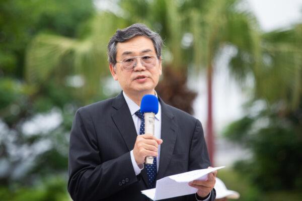 Wang Chung-yue spoke at the event by Falun Gong practitioners at Taipei City Hall Plaza on April 25, 2021. (Chen Bai-jhou/The Epoch Times)