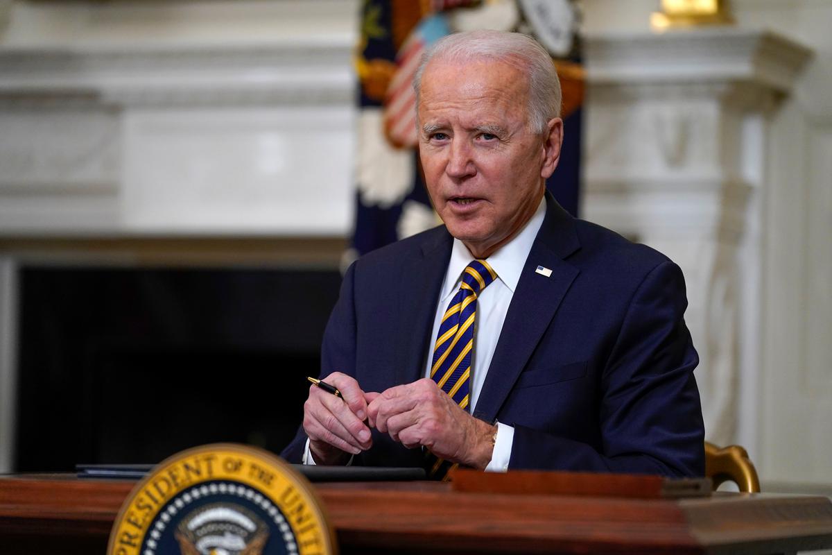 Biden Mandates $15 Minimum Wage for Federal Contractors
