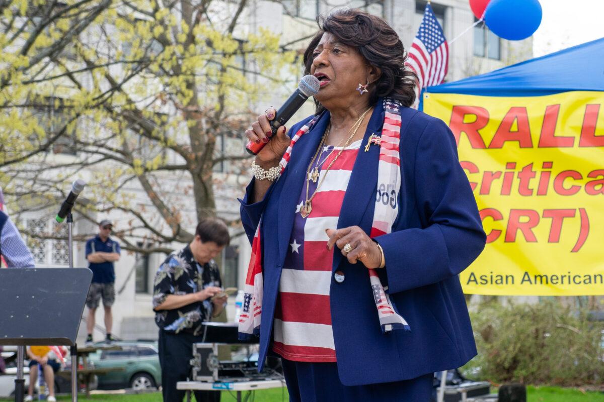 A well-known radio host and the author of “Escaping the Racism of Low Expectations,” Barbara from Harlem, also attended the rally and gave the keynote speech. (Learner Liu/The Epoch Times)