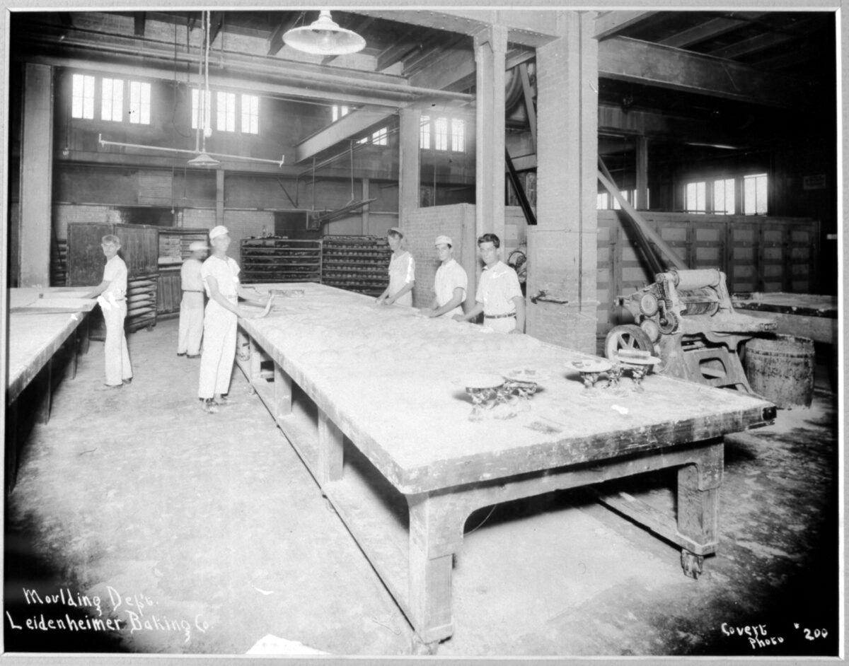 Historical photo of the "moulding department." (Leidenheimer Baking Co. Photo Archives)