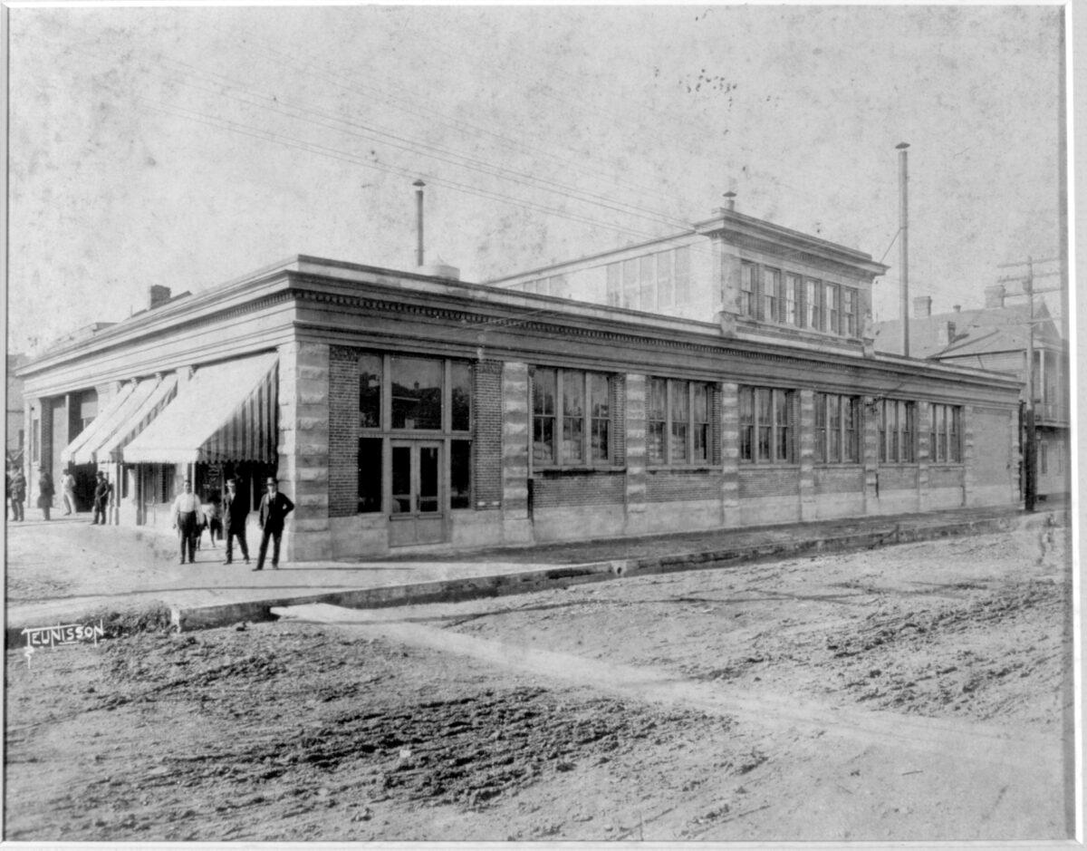 The building exterior. (Leidenheimer Baking Co. Photo Archives)