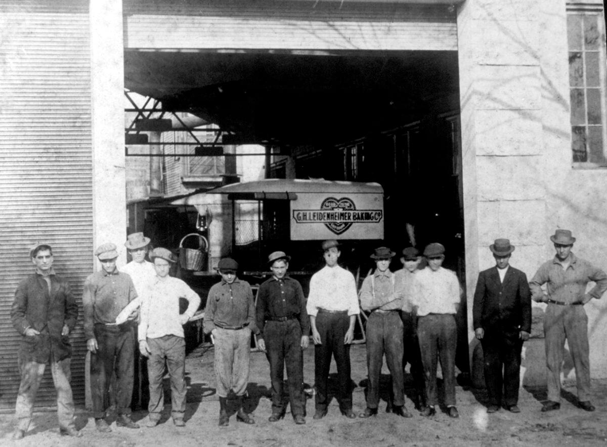 Bakery workers. (Leidenheimer Baking Co. Photo Archives)